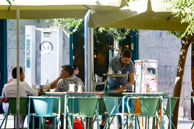 Un camarero trabaja en una terraza de Madrid durante la época estival.