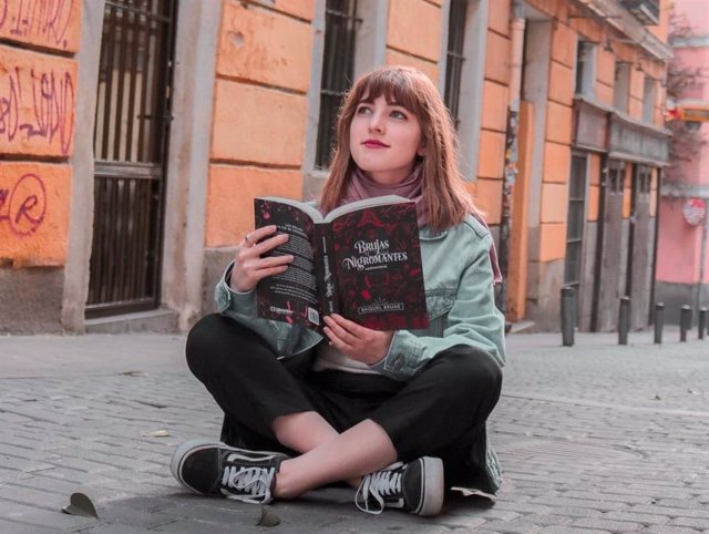Raquel Brune y su libro: 'Brujas y Nigromantes'
