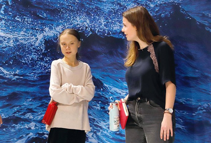 10 December 2019, Spain, Madrid: German climate activist Luisa Neubauer (R) speaks with Swedish climate activist Greta Thunberg as they attend an event during the UN Climate Change Conference (COP25). Photo: Clara Margais/dpa