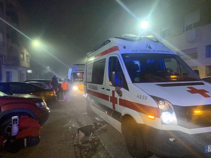 Una ambulancia de Cruz Roja en el incendio en Badajoz