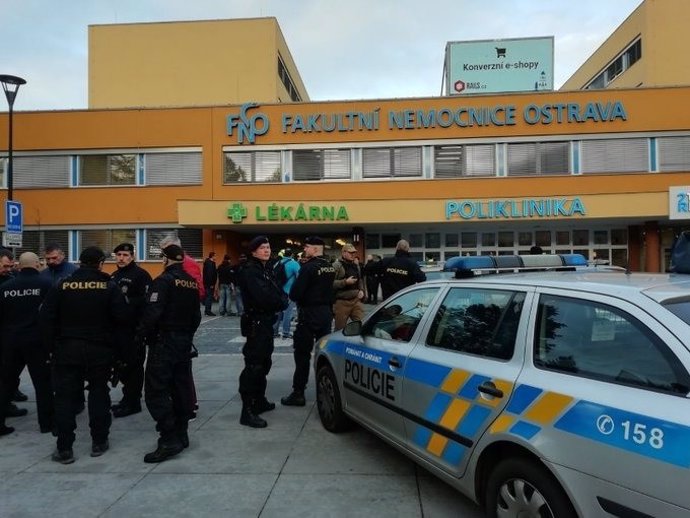 Agents de Policia a l'Hospital Universitari d'Ostrava, en el qual s'ha registrat un tiroteig aquest dimarts.