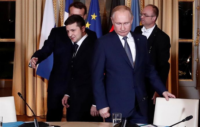 Volodmir Zelenski, presidente de Ucrania, y Vladimir Putin en la cumbre del Cuarteto de Normandía en París