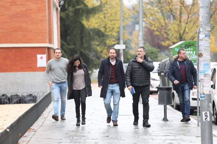 El secretario general Podemos, Pablo Iglesias, llega a un acto en noviembre de 2019 acompañado por su entonces jefe de Gabinete, Pablo Gentili (a su lado)
