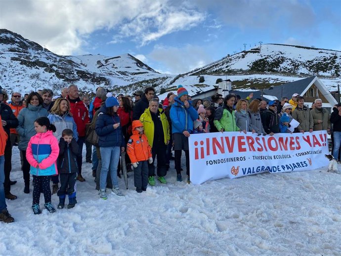 La portavoz del PP en la JGPA, Teresa Mallada, participa en la concentración en apoyo a las inversiones en Valgrande-Pajares.