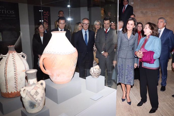 Imagen de la visita de la Reina Letizia a la exposición 'La Granada zirí y el universo beréber', inaugurada el pasado 5 de diciembre