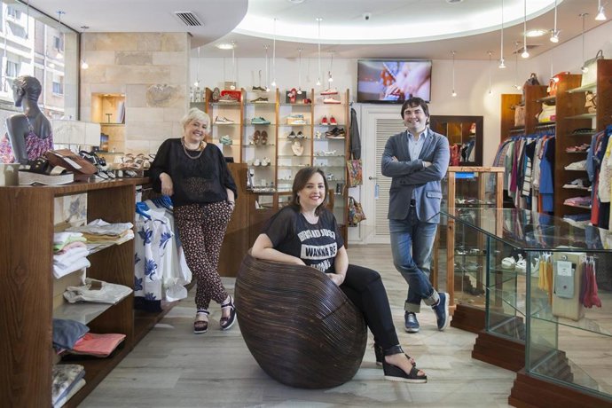 El equipo directivo de Mikonos Moda, tras recibir uno de los Premios Internacionales de Comercio del Ministerio, posa en una de sus dos tiendas de Logroño.