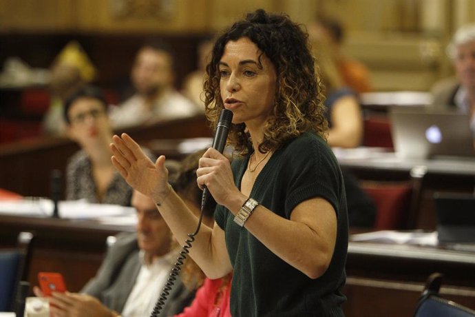 La consejera de Hacienda y Relaciones Exteriores, Rosario Sánchez Grau interviene en la sesión en el Parlamento Balear
