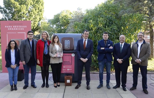 El alcalde de Murcia, José Ballesta, junto al concejal de Movilidad Sostenible y Juventud, Rebeca Pérez, y a la concejal de Agenda Urbana y Gobierno Abierto, Mercedes Bernabé, presenta el nuevo sistema de recogida selectiva