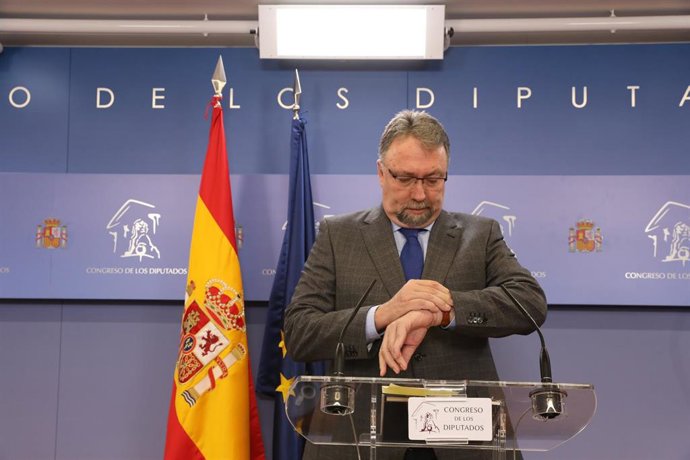 El diputado de Foro Asturias, Isidro Manuel Martínez Oblanca, ofrece una rueda de prensa en el Congreso de los Diputados tras su consulta con el Rey