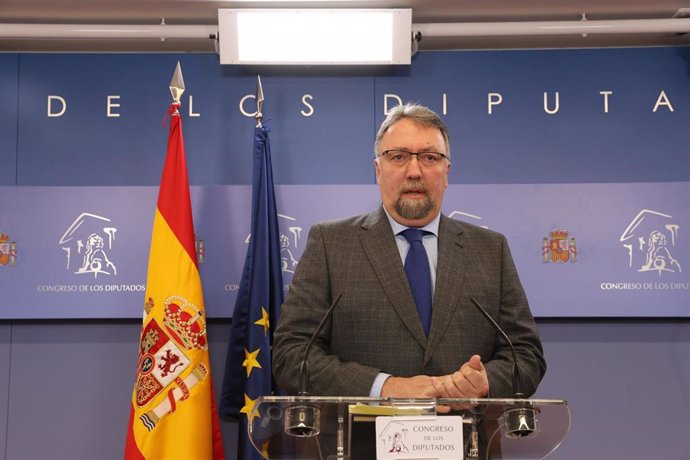 El diputado de Foro Asturias, Isidro Manuel Martínez Oblanca, en el Congreso de los Diputados tras su consulta con el Rey.