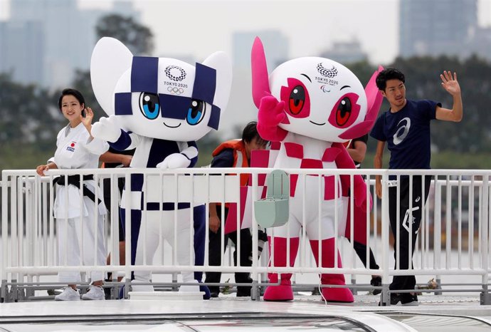 Las mascotas Miraitowa (izda) y Someity (dcha) de los Juegos Olímpicos y Paralímpicos de Tokyo 2020