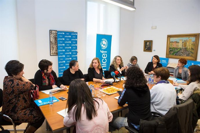 Participantes en el desayuno organizado por Unicef y el Parlamento de Navarra sobre la educación 0-3 años
