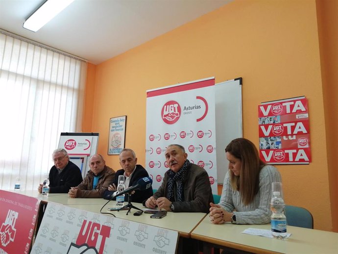El secretario general de UGT, Pepe Álvarez, junto a responsables de UGT Asturias en una rueda de prensa en Llanes.