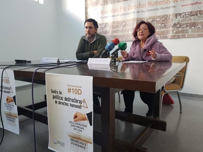 El coordinador general de la Apdha, Valentín Aguilar, y la portavoz de la organización, Ana Almirón, en rueda de prensa este martes