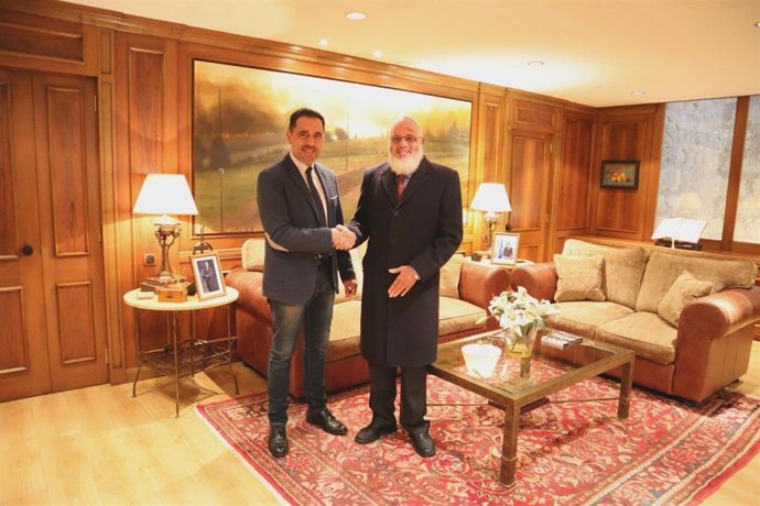 El presidente del Parlamento Jesús Maria García reunido con el delegado saharui Abdalahe Hamad Ahmed