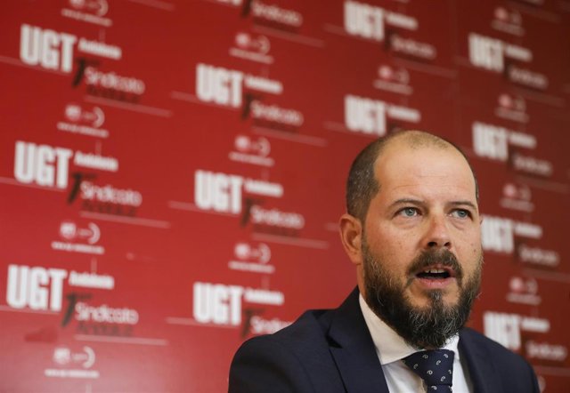 El coordinador de los Servicios Jurídicos de UGT-A, Germán Fernández, ha ofrecido este martes una rueda de prensa.