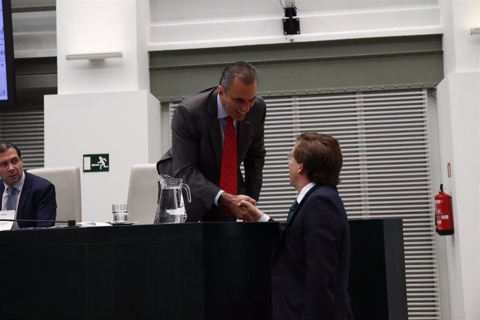 El secretario general de Vox y portavoz de esta formación en el Ayuntamiento de Madrid, Javier Ortega Smith, saluda al alcalde, José Luis Martínez-Almeida.