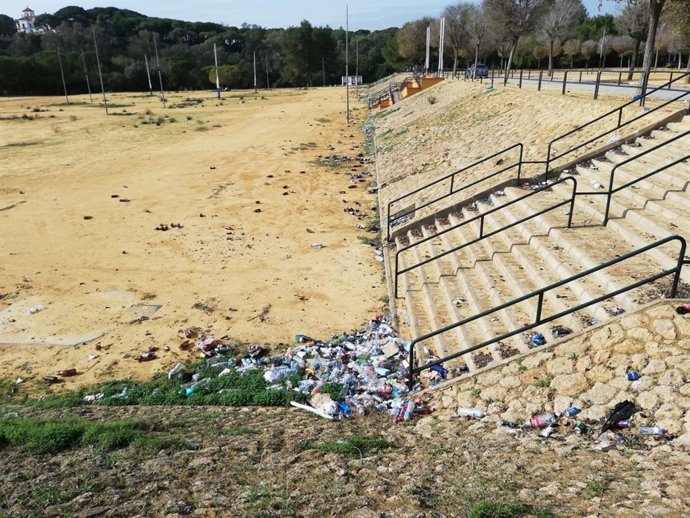 Basura en la explanada señalada por los ecologistas