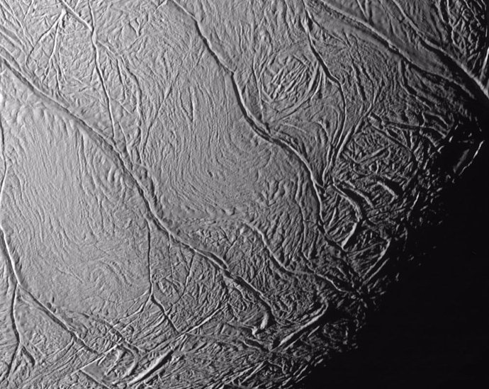 Explicación a las misteriosas 'rayas de tigre' de la luna Encélado