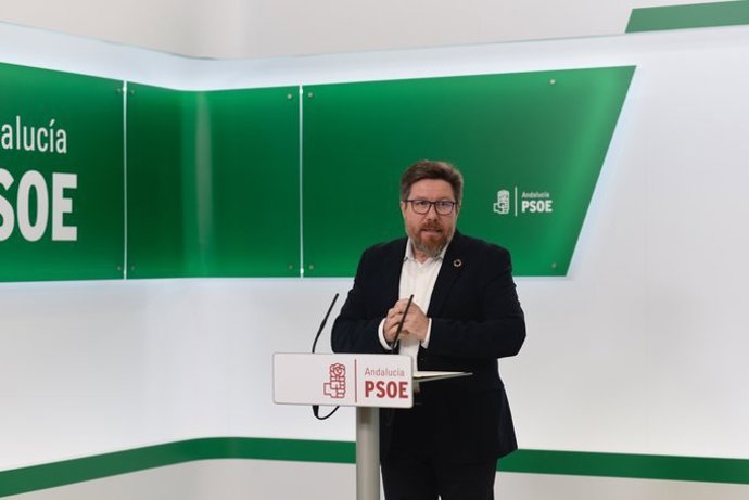 El portavoz adjunto del Grupo Parlamentario Socialista, Rodrigo Sánchez Haro, en rueda de prensa este martes