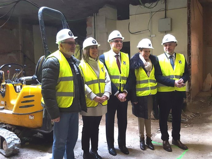 En el centro, la alcaldesa de L'Hospitalet de Llobregat, Núria Marín; el presidente de Renfe, Isaías Táboas, y la directora de Rodalies, Mayte Castillo