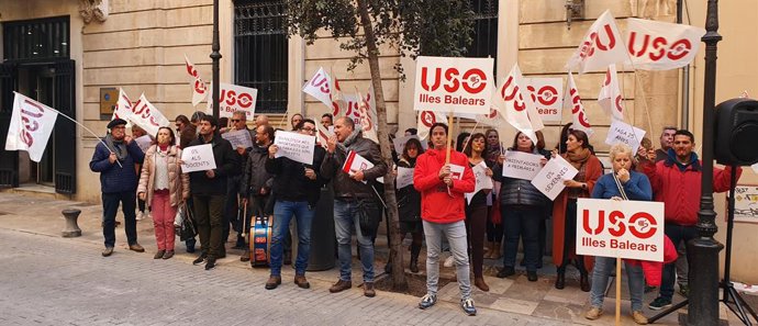 Prop de 30 persones es concentren en el Parlament balear per reivindicar millores laborals dels docents de la concertada.