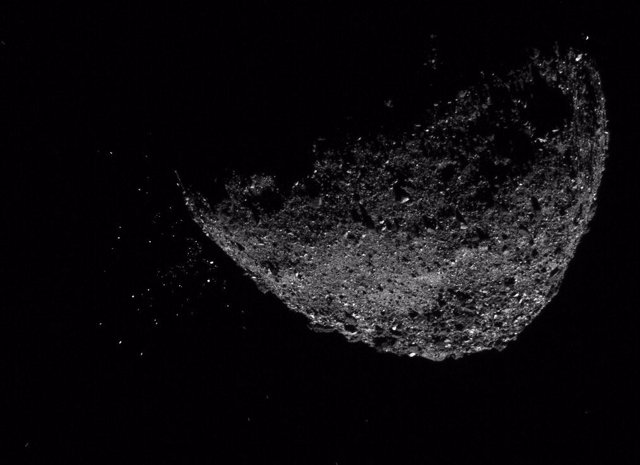 Asteroide Bennu expulsando partículas