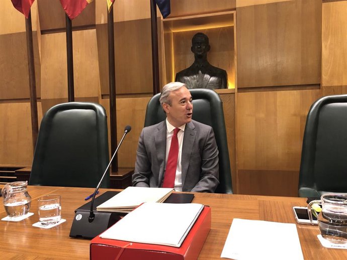 El alcalde de Zaragoza, Jorge Azcón, en un pleno.