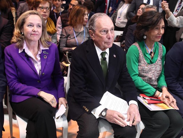 La ministra de Economía y Empresa , Nadia Calviño; el ex alcalde de Nueva York y fundador de Bloomberg, Michael Bloomberg y la presidenta del Banco Santander, Ana Botín durante una conferencia en la novena jornada de la Cumbre del Clima (COP25).