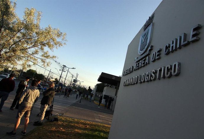 Expectacion periodística en las afueras del Comando Logístico de la Fuerza Aérea de Chile