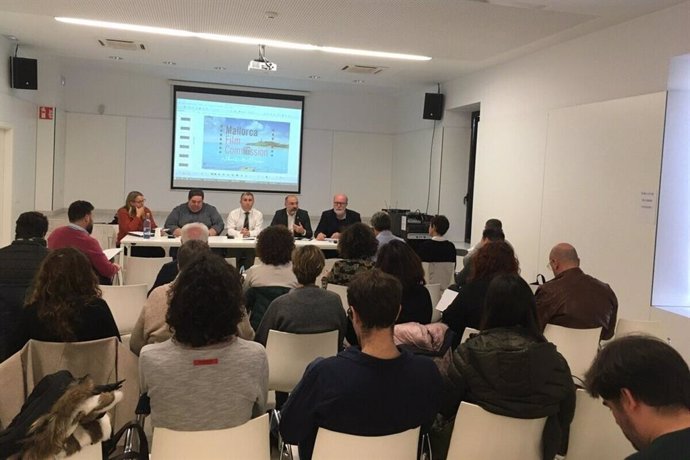 El conseller de Turismo y Deportes del Consell de Mallorca, Andreu Serra, se reúne con Ayuntamientos para hablar sobre la MFM
