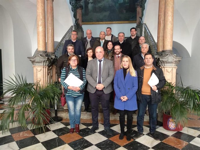 Ruiz (centro), junto a los beneficiarios de los convenios en materia deportiva