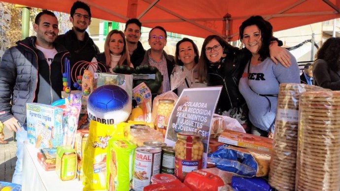 Jóvenes Ciudadanos Baleares durante la campaña de recogida de juguetes y alimentos.