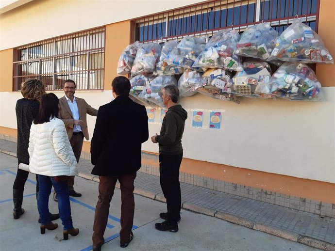 El alcalde de Palma, José Hila, junto con el regidor de Educación y Política Lingüística, Lloren Carrió, visita el CEIP Marian Aguiló.
