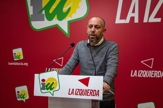 El portavoz de IU Andalucía, Ernesto Alba, en rueda de prensa este martes