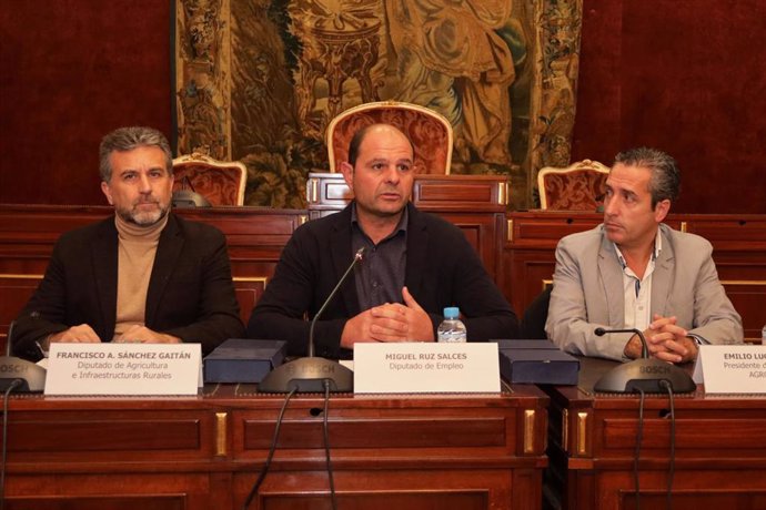 Ruz (centro) y Sánchez (izda.) en el acto de reconocimiento a los participantes en el programa de FP Agraria