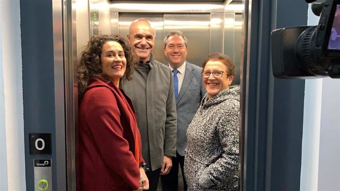 Juan Espadas, durante su visita al bloque de Pino Montano que cuenta con un nuevo ascensor