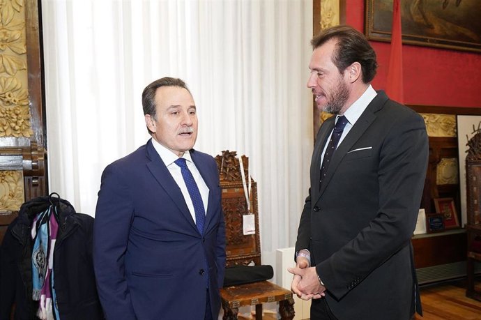 El alcalde de Valladolid (derecha) junto al embajador de Cuba en España.