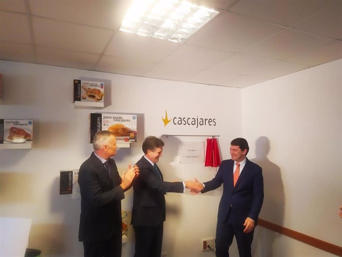 Fernández Mañueco (D) junto a Francisco Iglesias (I) y Alfonso Jiménez, descubren la placa de ampliación de Cascajares.