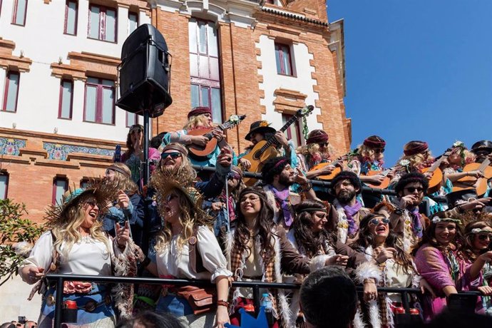 Un coro del Carnaval de Cádiz cantando en las calles del casco histórico