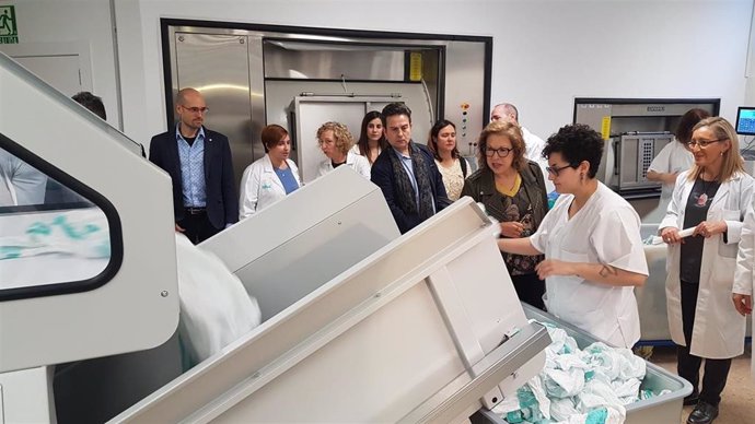 La consejera de Sanidad, Pilar Ventura, visita la nueva lavandería del Hospital Clínico.