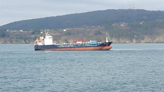 O buque 'Blue Star' no medio da Ría de Ares (A Coruña).