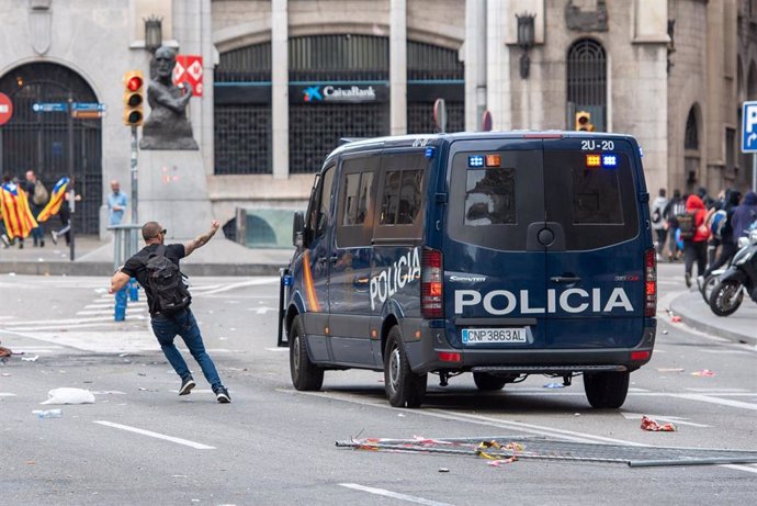 Protesta de grupos independentistas al paso de la Policía en las calles de Barcelona