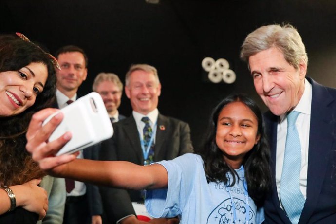 El ex secretario de Estado de los Estados Unidos, John Kerry (1d) se toma una foto con varios asistentes durante la novena jornada de la Cumbre del Clima (COP25), en la Feria de Madrid (IFEMA), en Madrid (España), a 10 de diciembre de 2019.