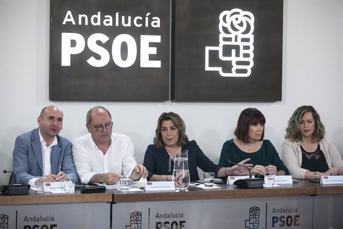 La secretaria general del PSOE-A, Susana Díaz (c), junto al secretario de organización del PSOE-A, Juan Cornejo (2i);encabeza la reunión de la Comisión Ejecutiva Regional. En la sede del PSOE-A.