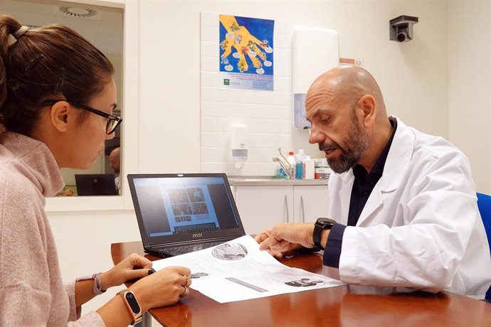 El profesor José Miguel Morales, autor principal del artículo sobre diabetes, en un laboratorio de la Facultad de Ciencias de la Salud.