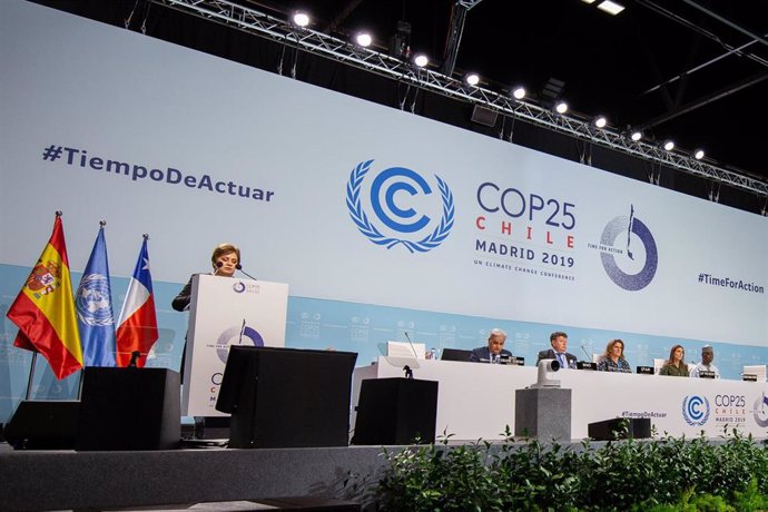 HANDOUT - 10 December 2019, Spain, Madrid: UN Climate Change Executive Secretary Patricia Espinosa (L) speaks at an event during the UN Climate Change Conference (COP25) at the Madrid Fair (IFEMA). Photo: James Dowson/UNFCCC/dpa - ATTENTION: editorial u