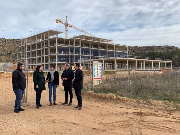 Miembros del PP de Teruel, ante las obras del futuro Hospital de Alcañiz.