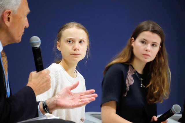 10 December 2019, Spain, Madrid: German climate activist Luisa Neubauer (R) and Swedish climate activist Greta Thunberg attend an event during the UN Climate Change Conference (COP25). Photo: Clara Margais/dpa