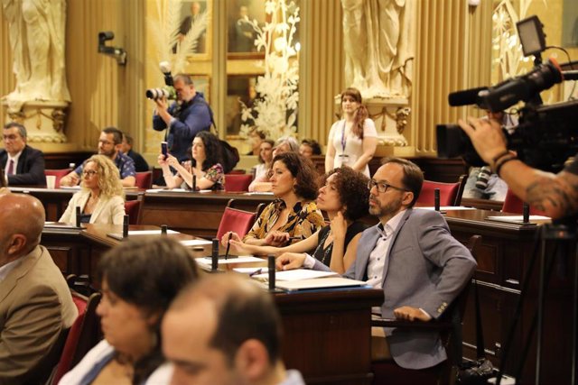 Los diputados del Grupo Mixto (GxF y Més per Menorca), Sílvia Tur, Patrícia Font y Josep Castells, en la sala de plenos del Parlament